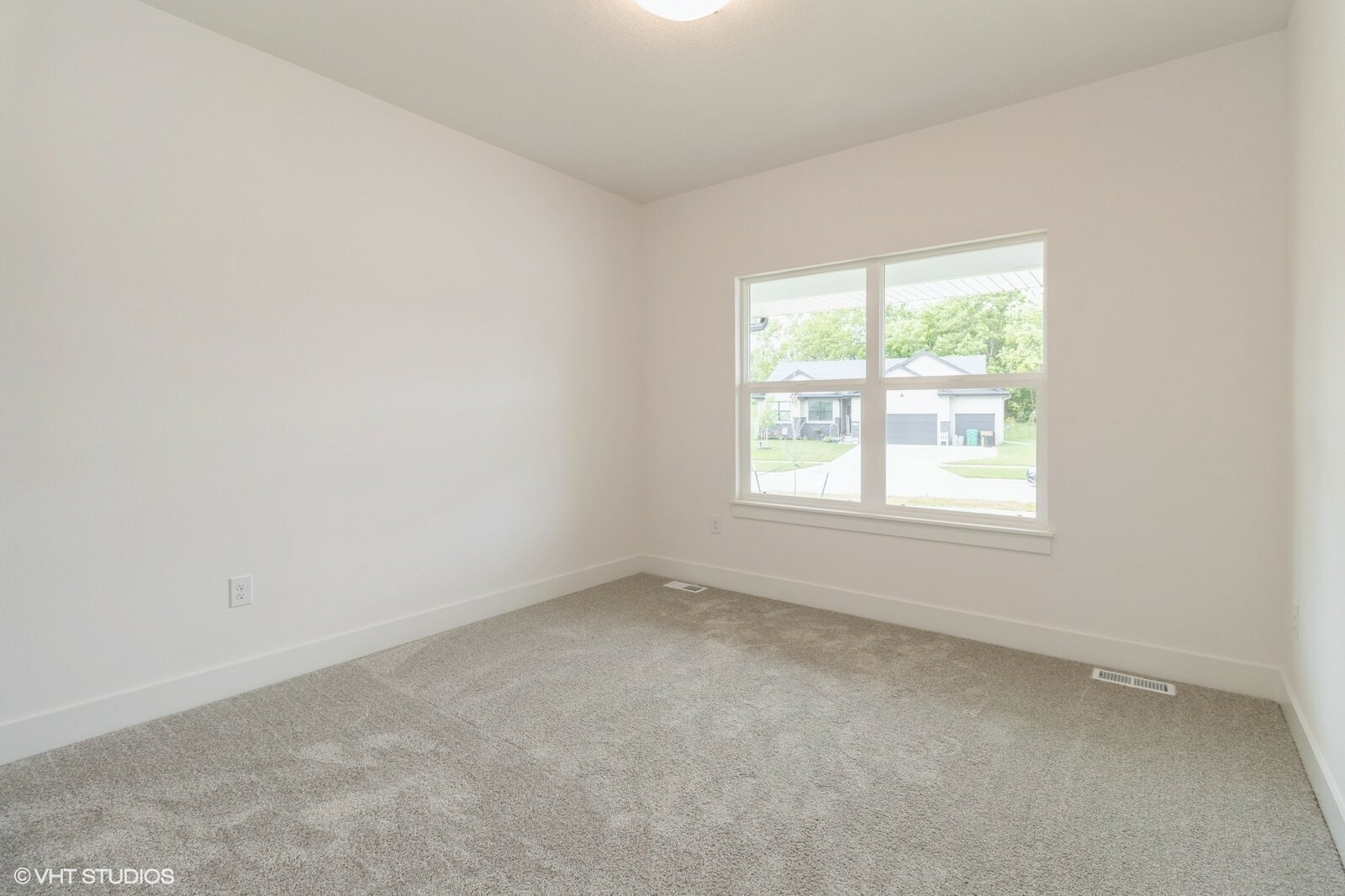 Property Photo: 143 10th Avenue NE IA 50009
