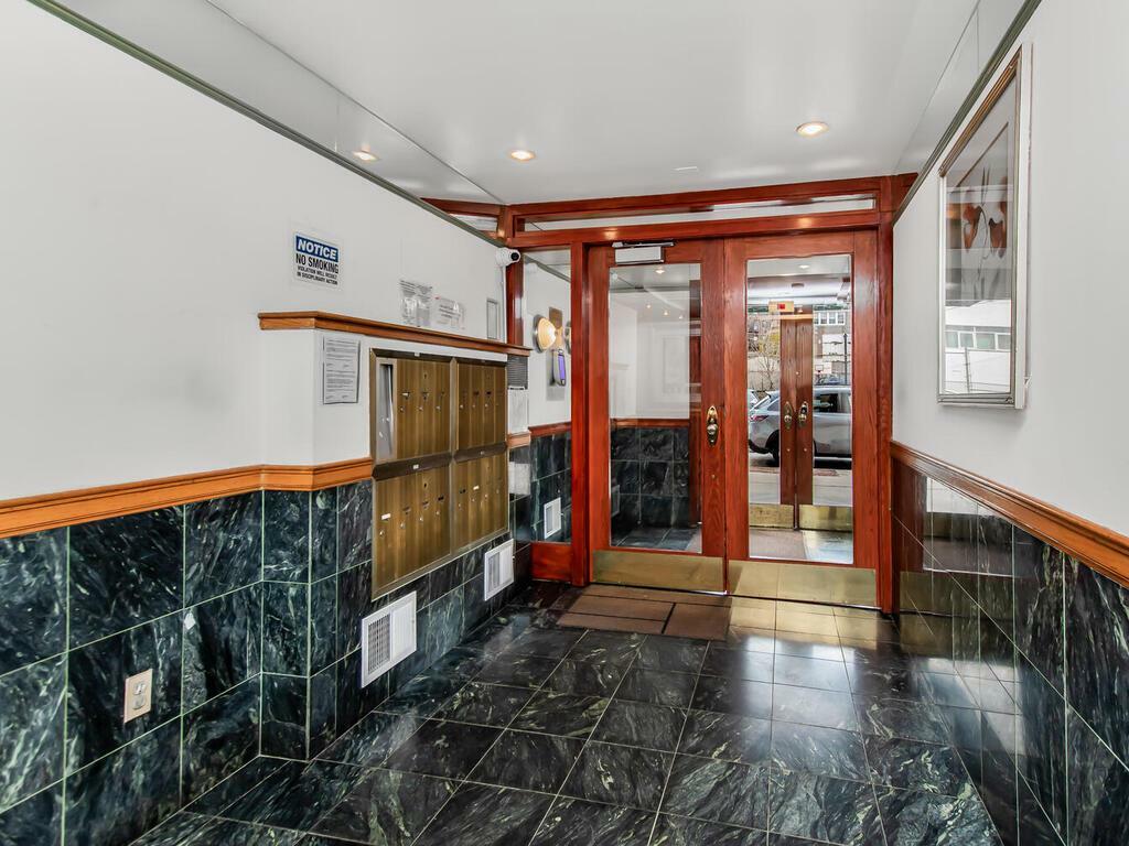 Property Photo: 3240 Netherland Avenue 1C NY 10463