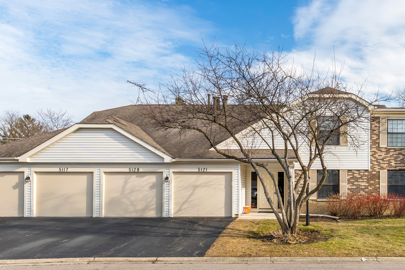 Property Photo: 5117 Coventry Lane 5117 IL 60031