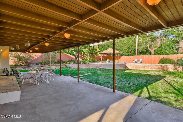 Property Photo: 5260 Edgeware Drive CA 91301