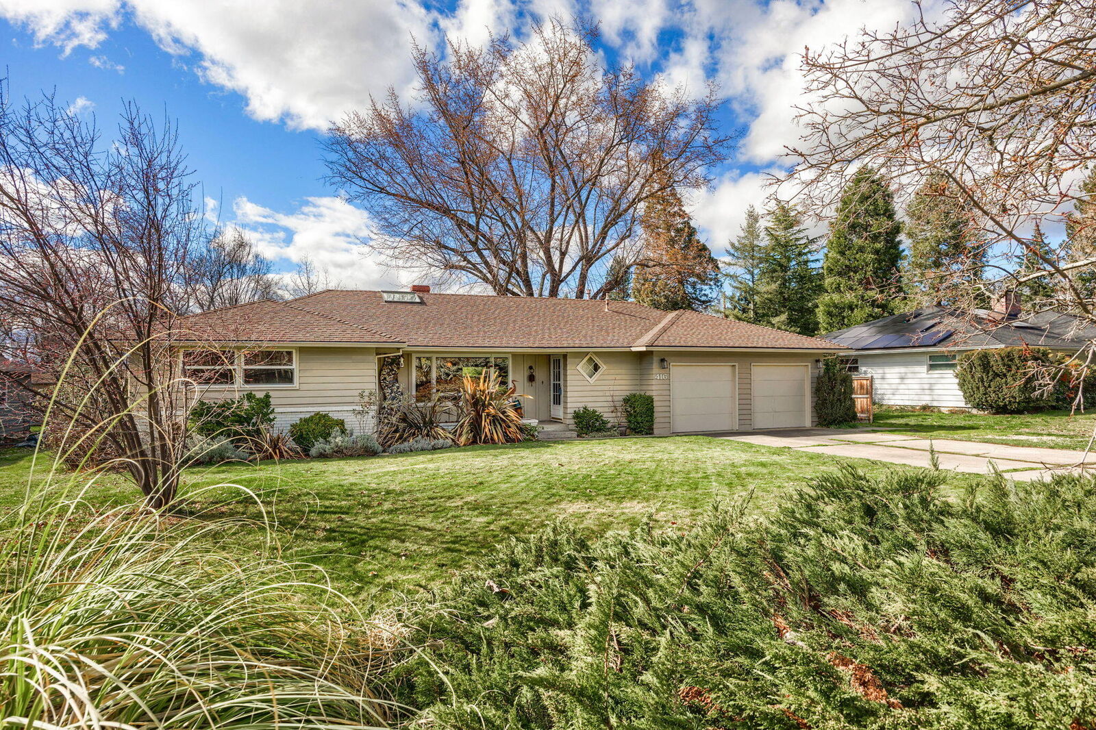 Property Photo: 416 S Groveland Avenue OR 97504