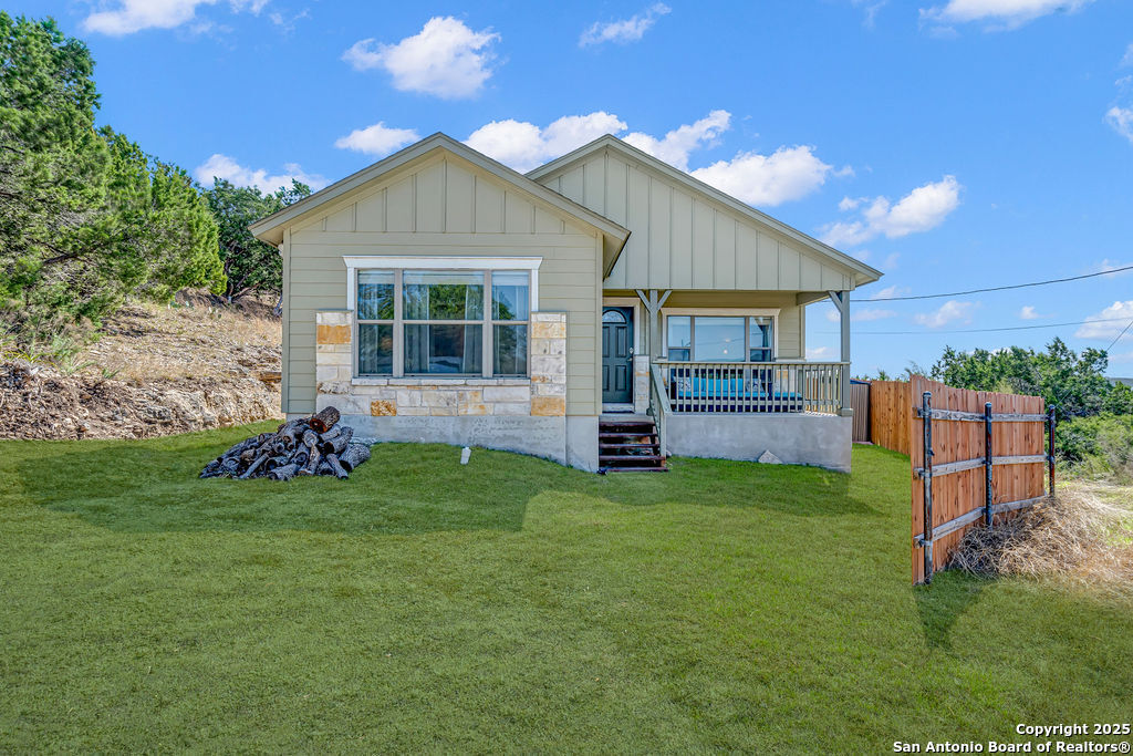 Property Photo: 428 Kings Dr TX 78133