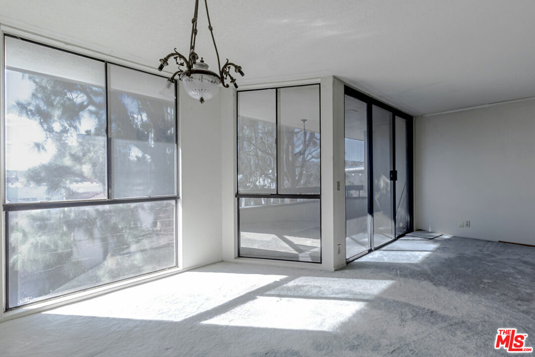 Property Photo: 750 S Spaulding Ave CA 90036
