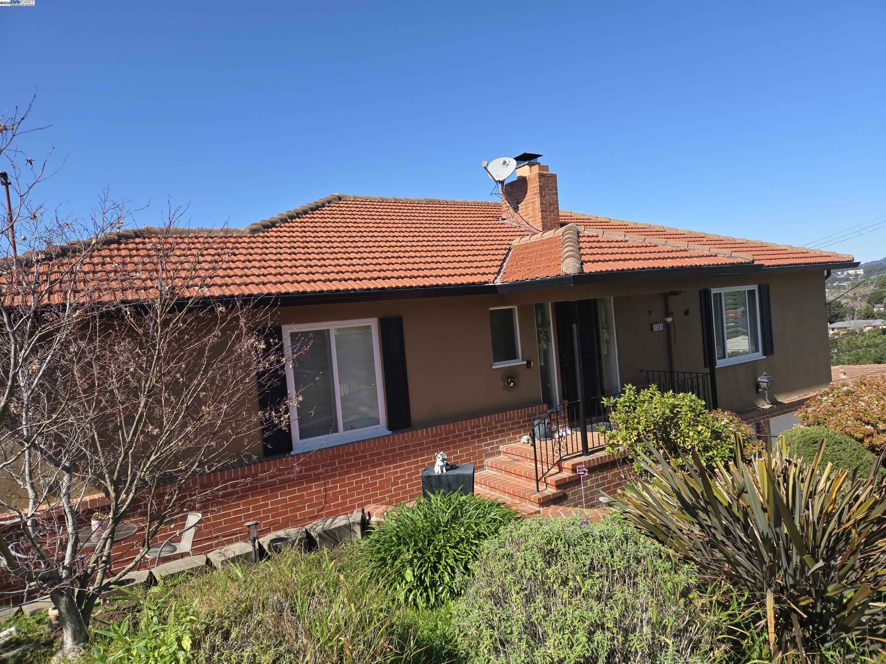 Property Photo: 1301 E Juana Ave CA 94577