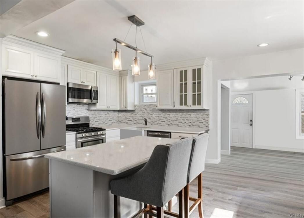 Property Photo:  150 Calhoun Avenue  NY 10465 