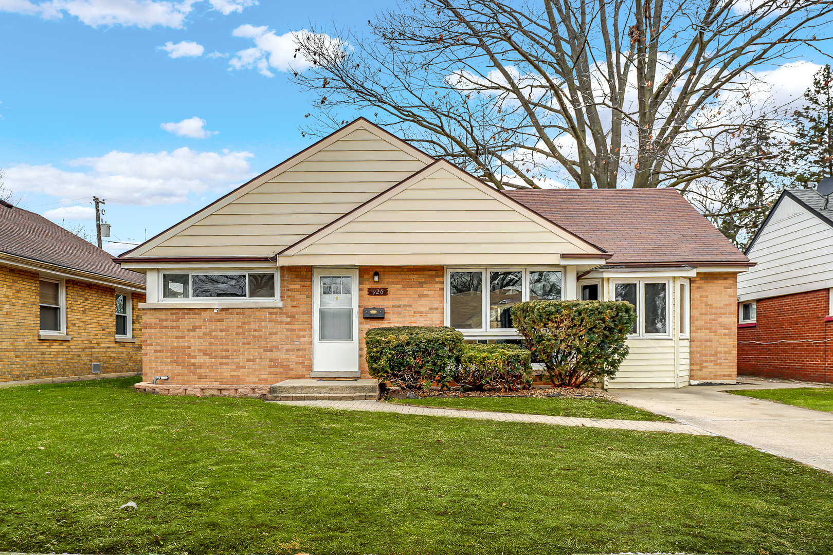 Property Photo:  926 Suffolk Avenue  IL 60154 