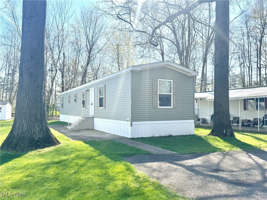 Property Photo:  125 Northgate NE  OH 44484 