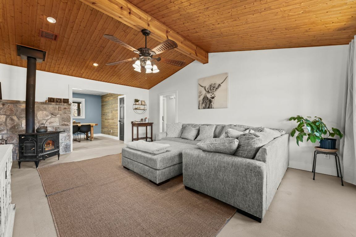 Property Photo: 119 Creekside Circle TX 78642