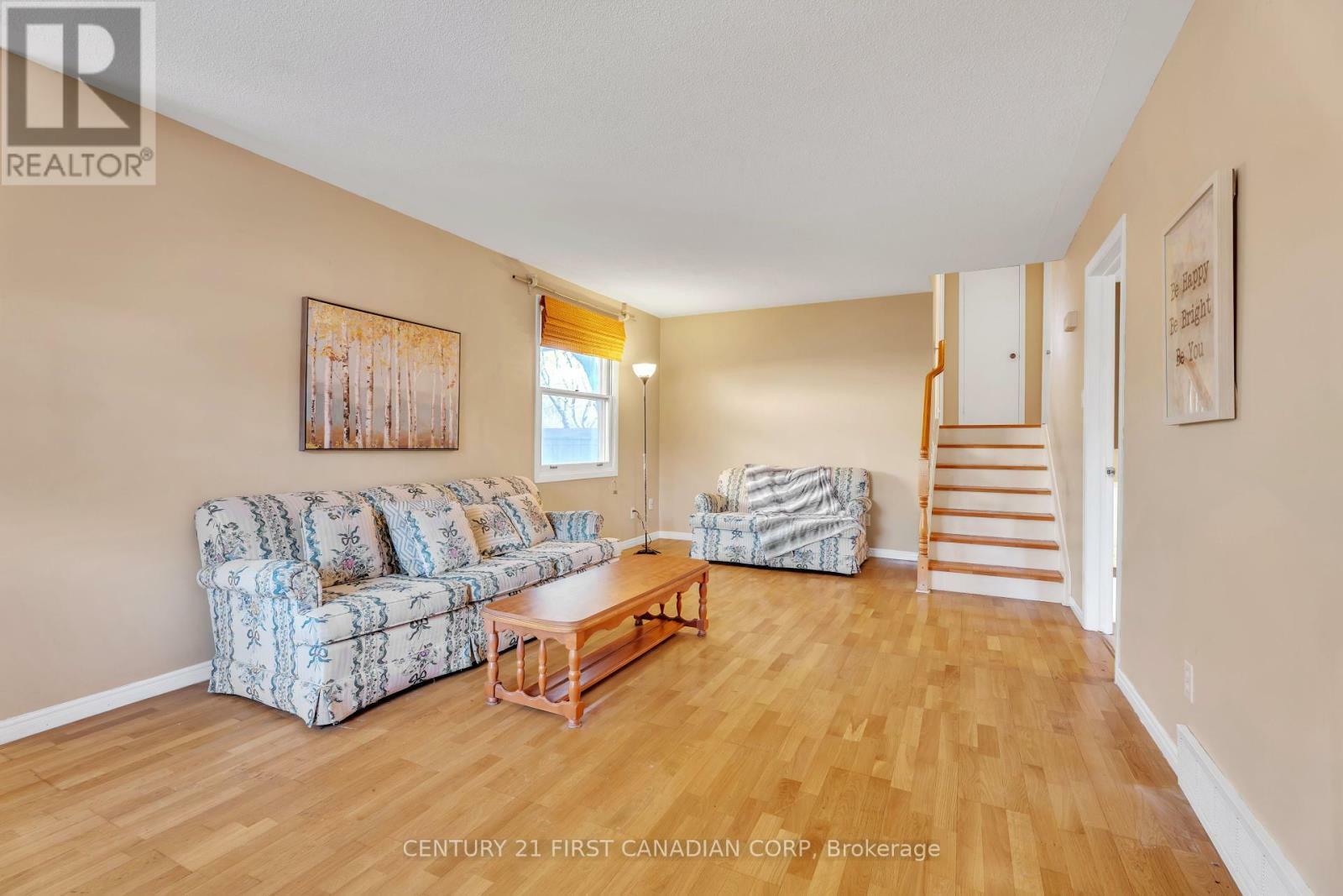 Property Photo:  419 Castlegrove Boulevard  ON N6G 1K7 