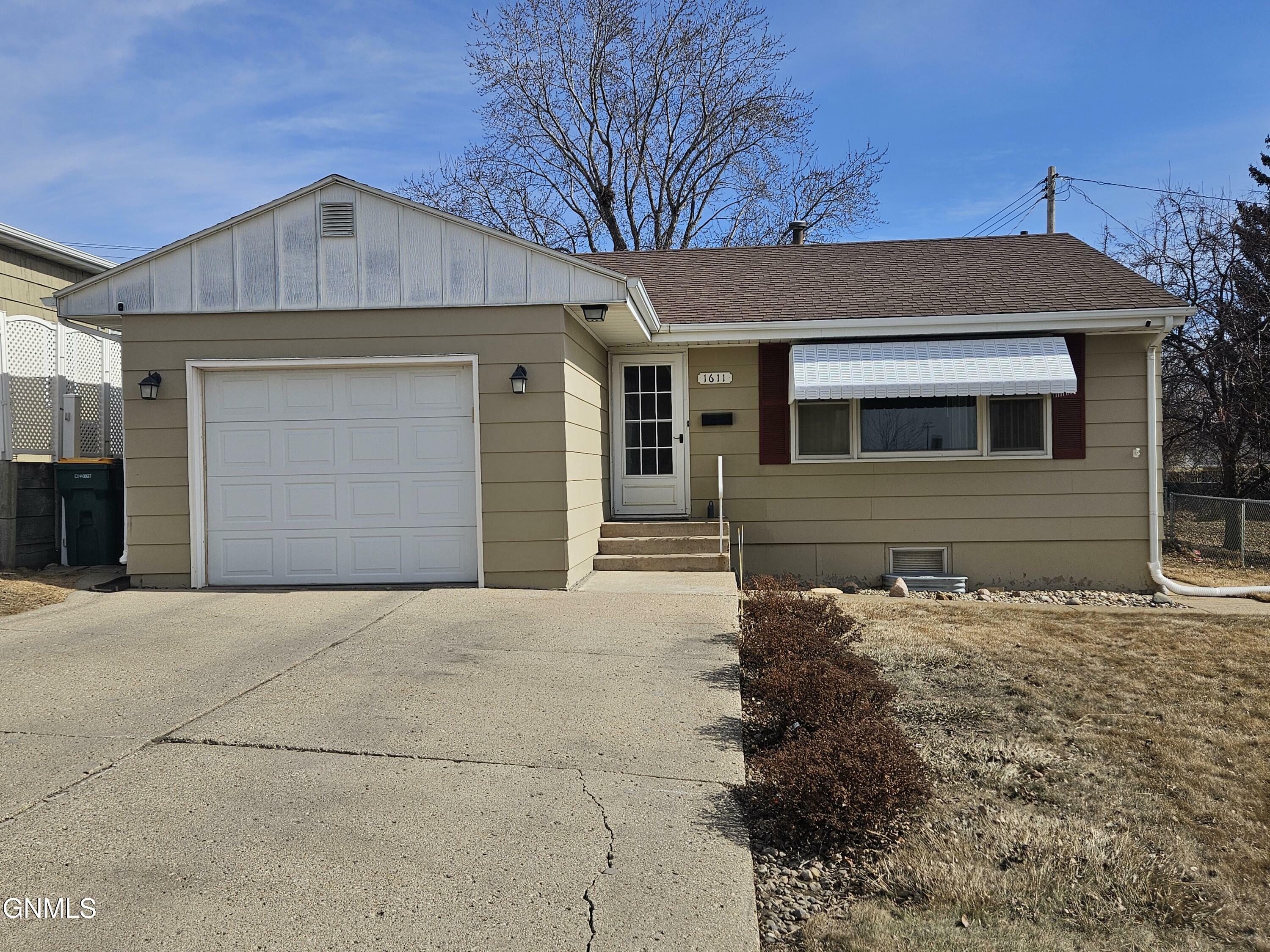 Property Photo:  1611 13th Street  ND 58501 