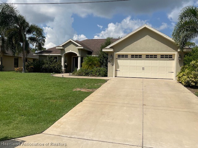 Property Photo: 4509 Medina Way FL 33875