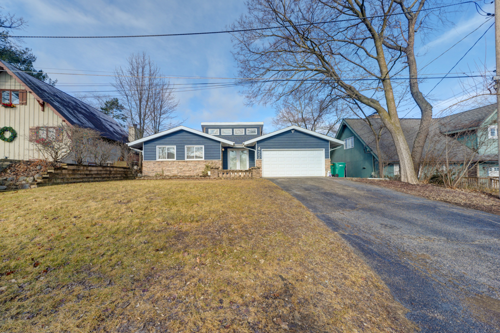 Property Photo:  422 Castle Road  IL 60050 