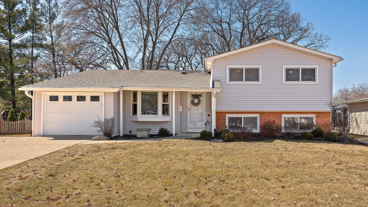 Property Photo:  104 Hilltop Drive  IL 60193 