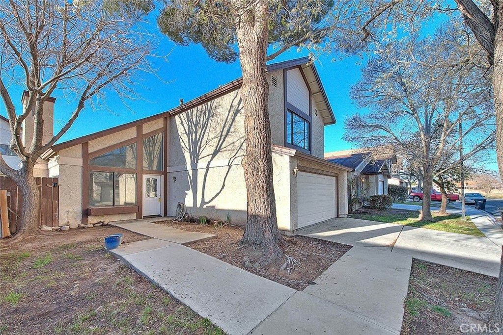 Property Photo:  2940 E Avenue R-2  CA 93550 