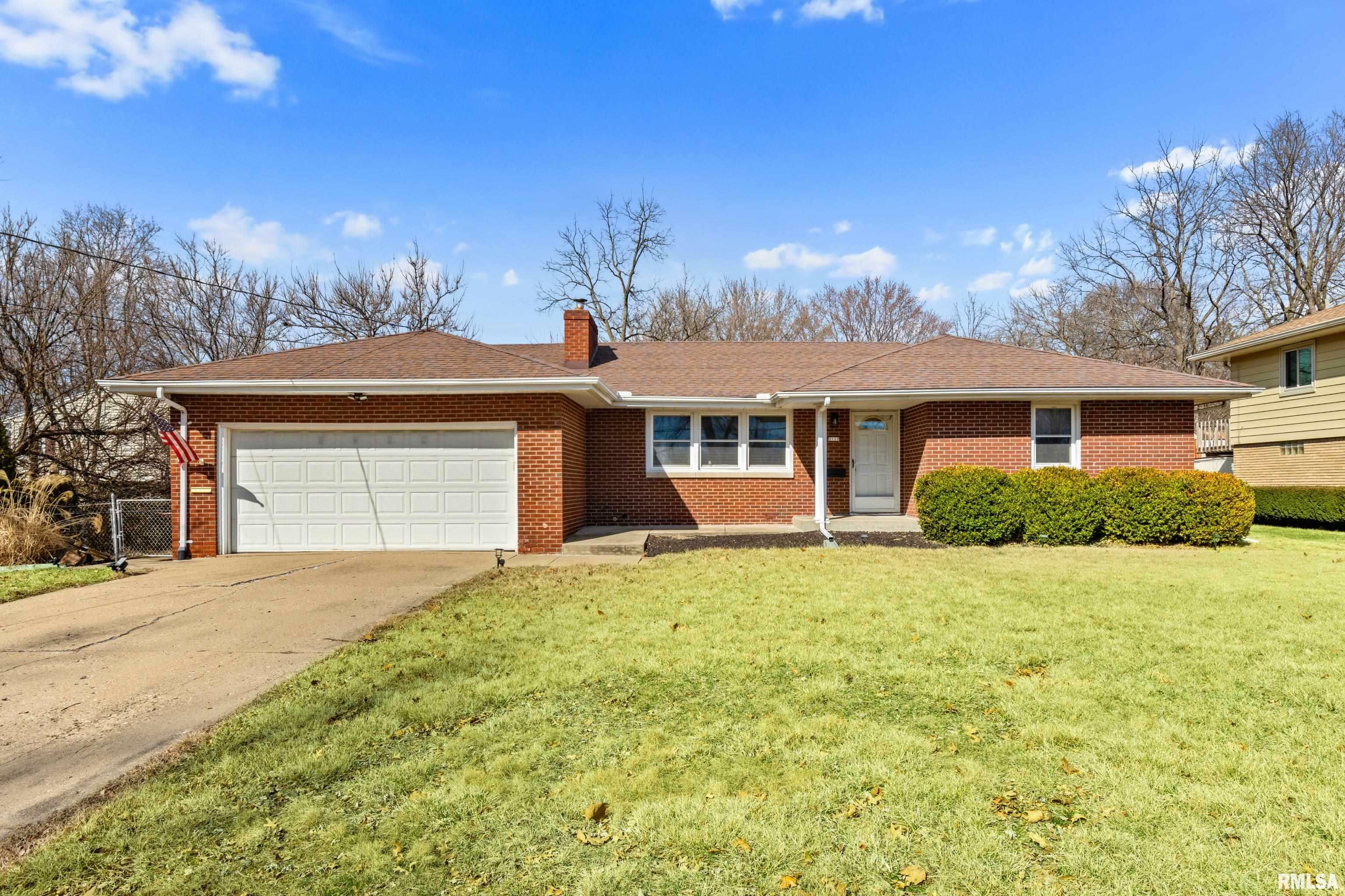 Property Photo:  2119 W Westbrook Drive  IL 61614 