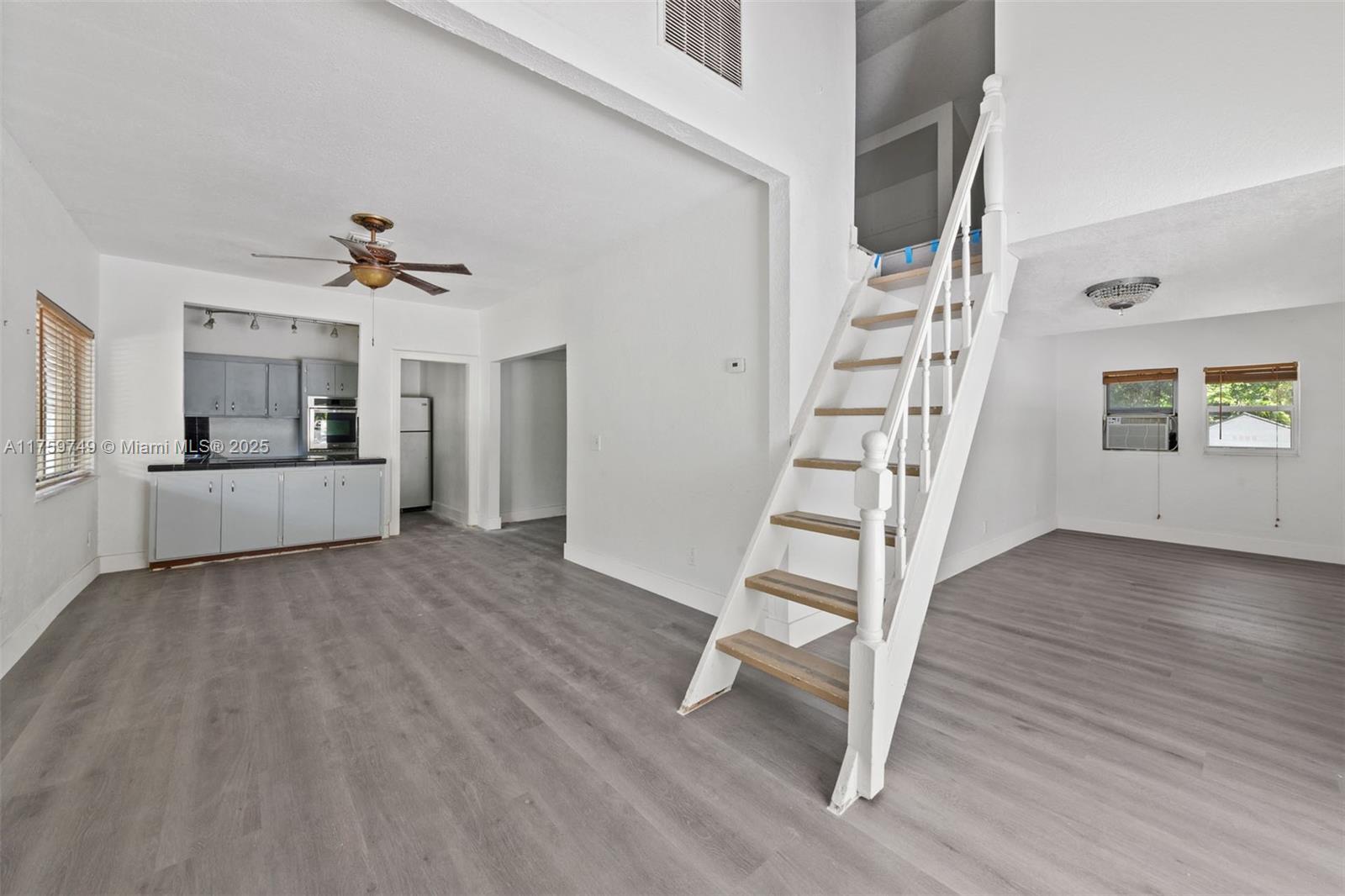Property Photo: 30 SW 5th St 1 FL 33004