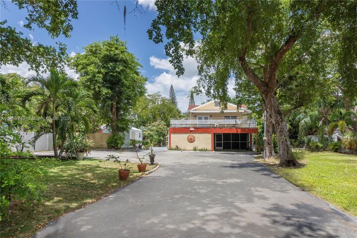 Property Photo: 30 SW 5th St 1 FL 33004