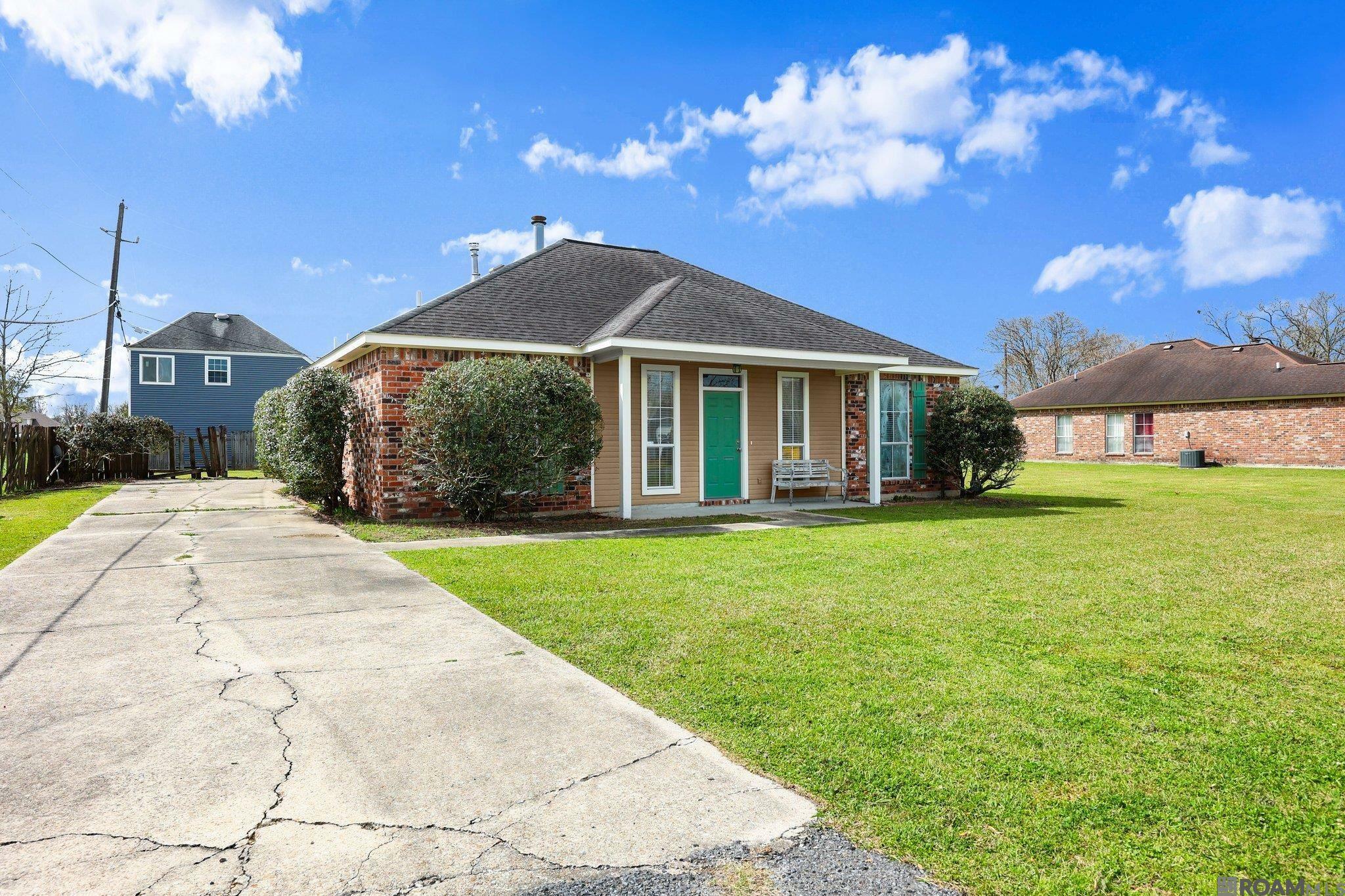 Property Photo: 1330 Madewood Dr LA 70776