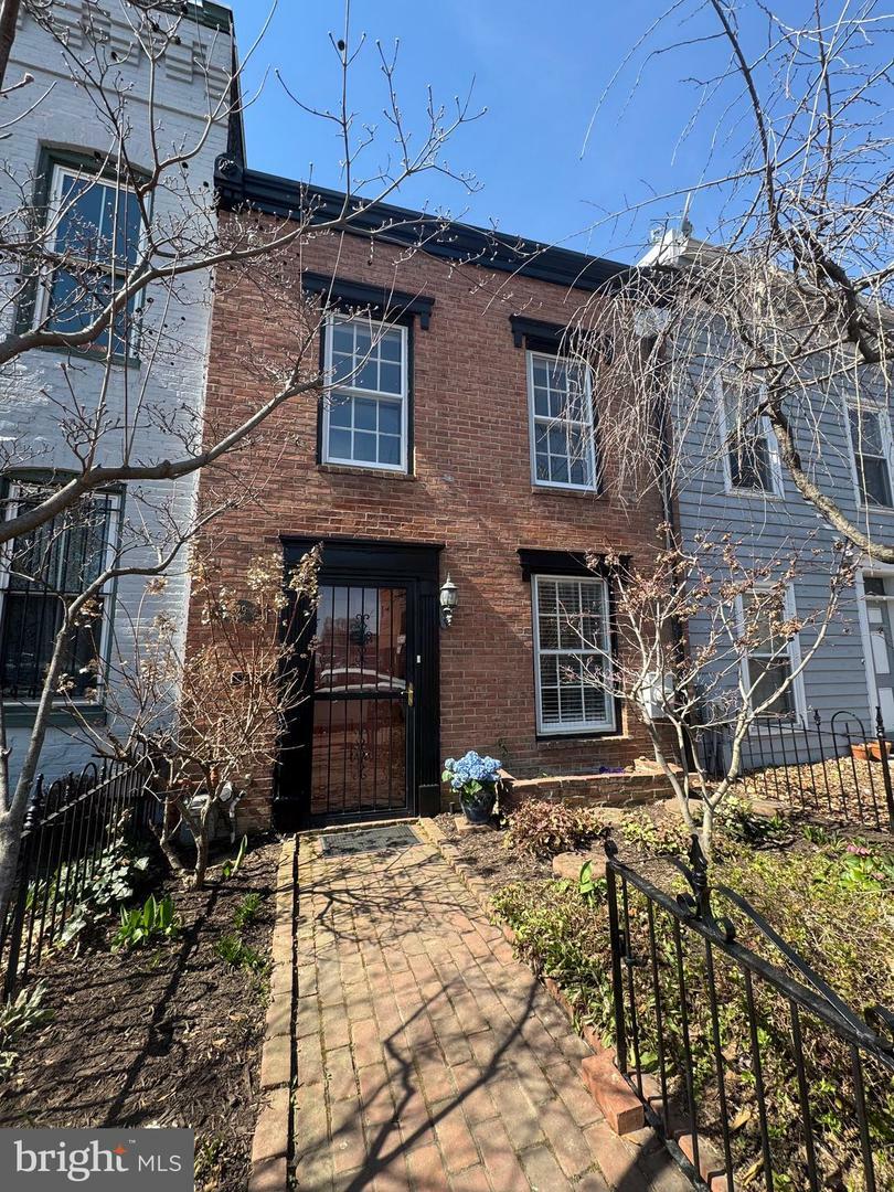 Property Photo:  729 10th Street SE  DC 20003 