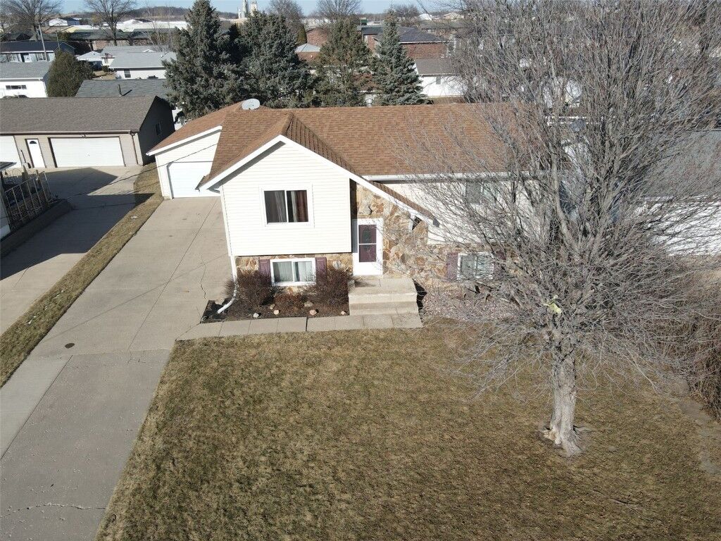 Property Photo: 1601 W 4th Street IA 52349