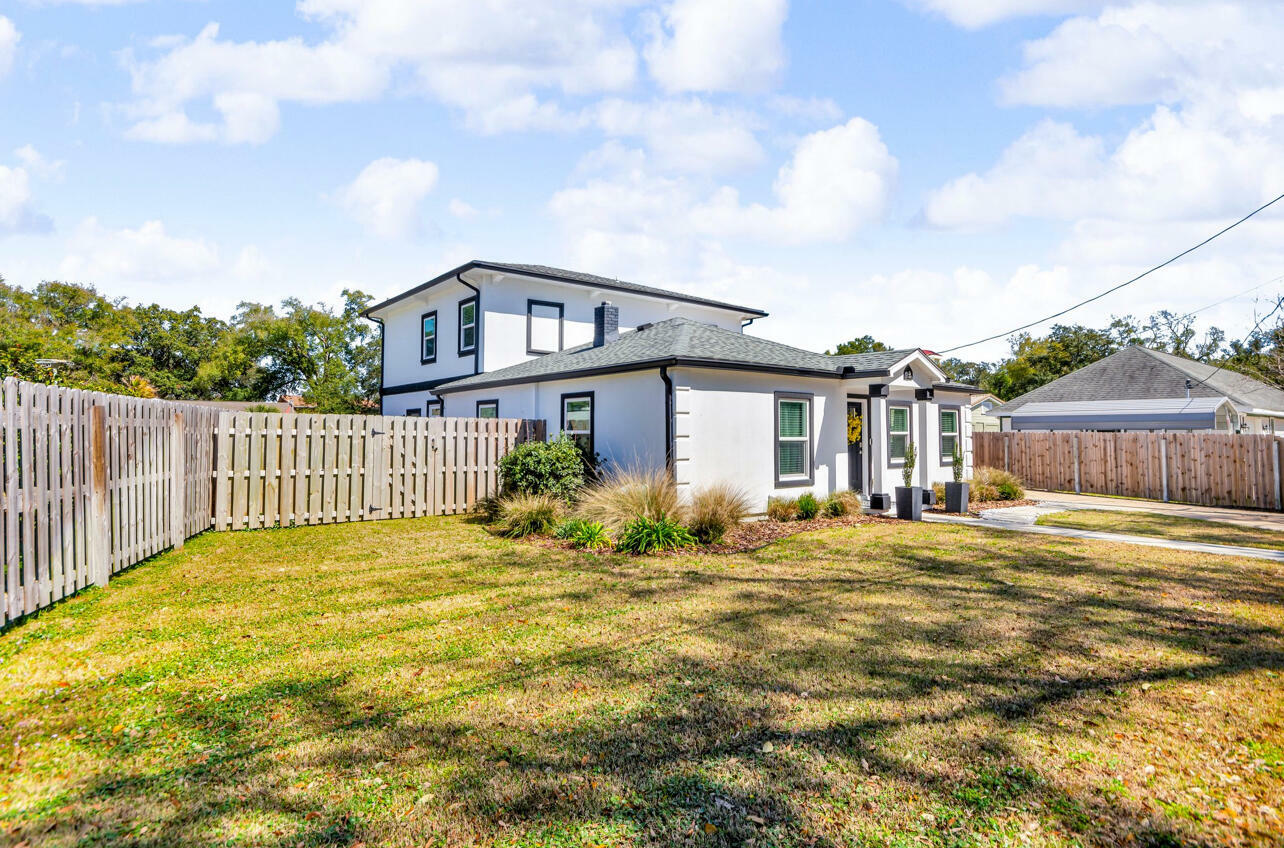 Property Photo:  8 Sullivan Rd Road  FL 32507 