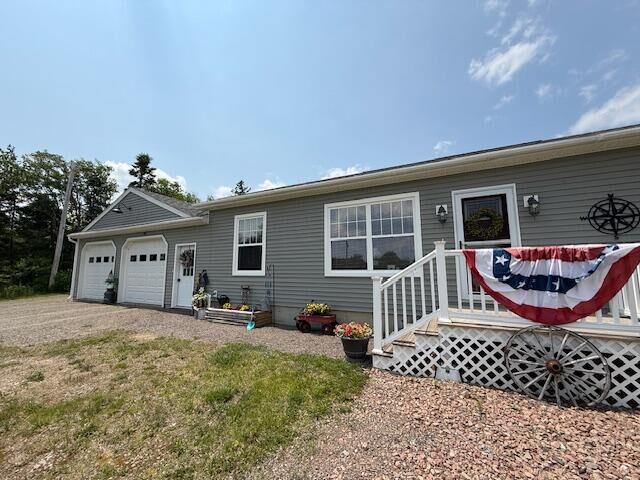 Property Photo:  100 US-1  ME 04671 