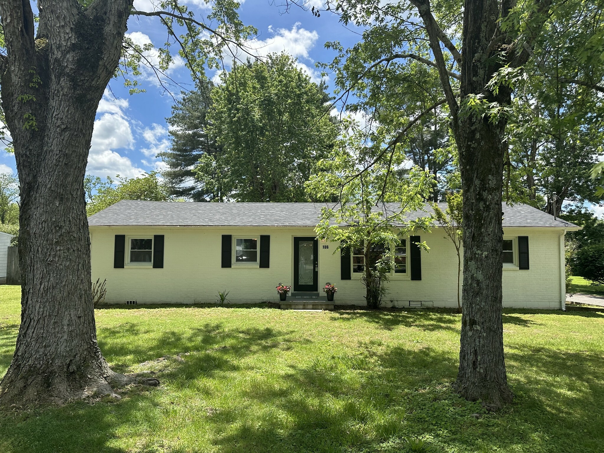 Property Photo: 106 Julian St TN 37110