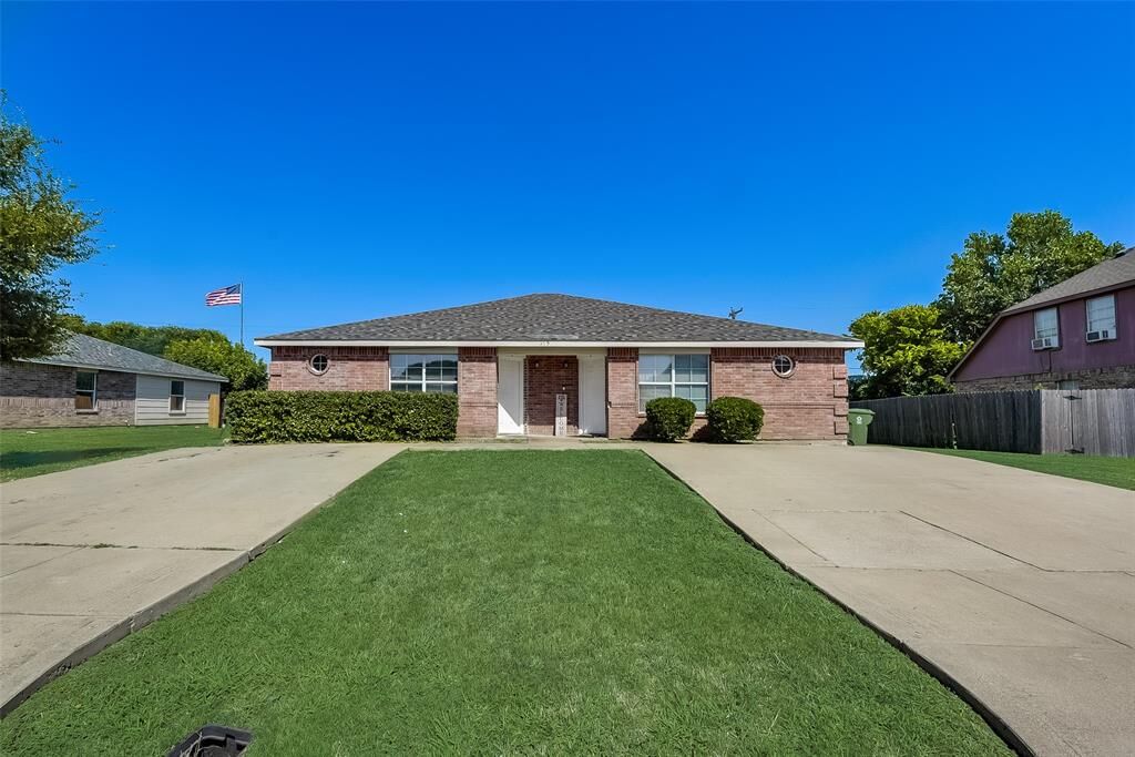 Property Photo:  315 Queens Court S  TX 76063 