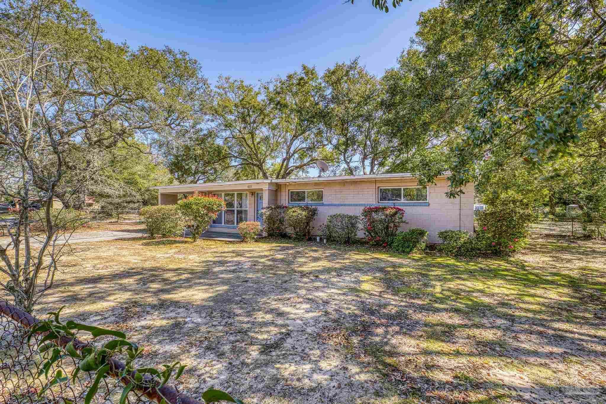 Property Photo: 601 Woodland Dr FL 32503