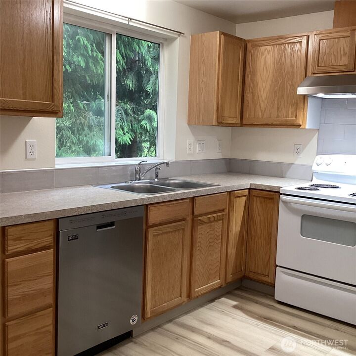 Property Photo:  1826  98th Place SW B  WA 98204 