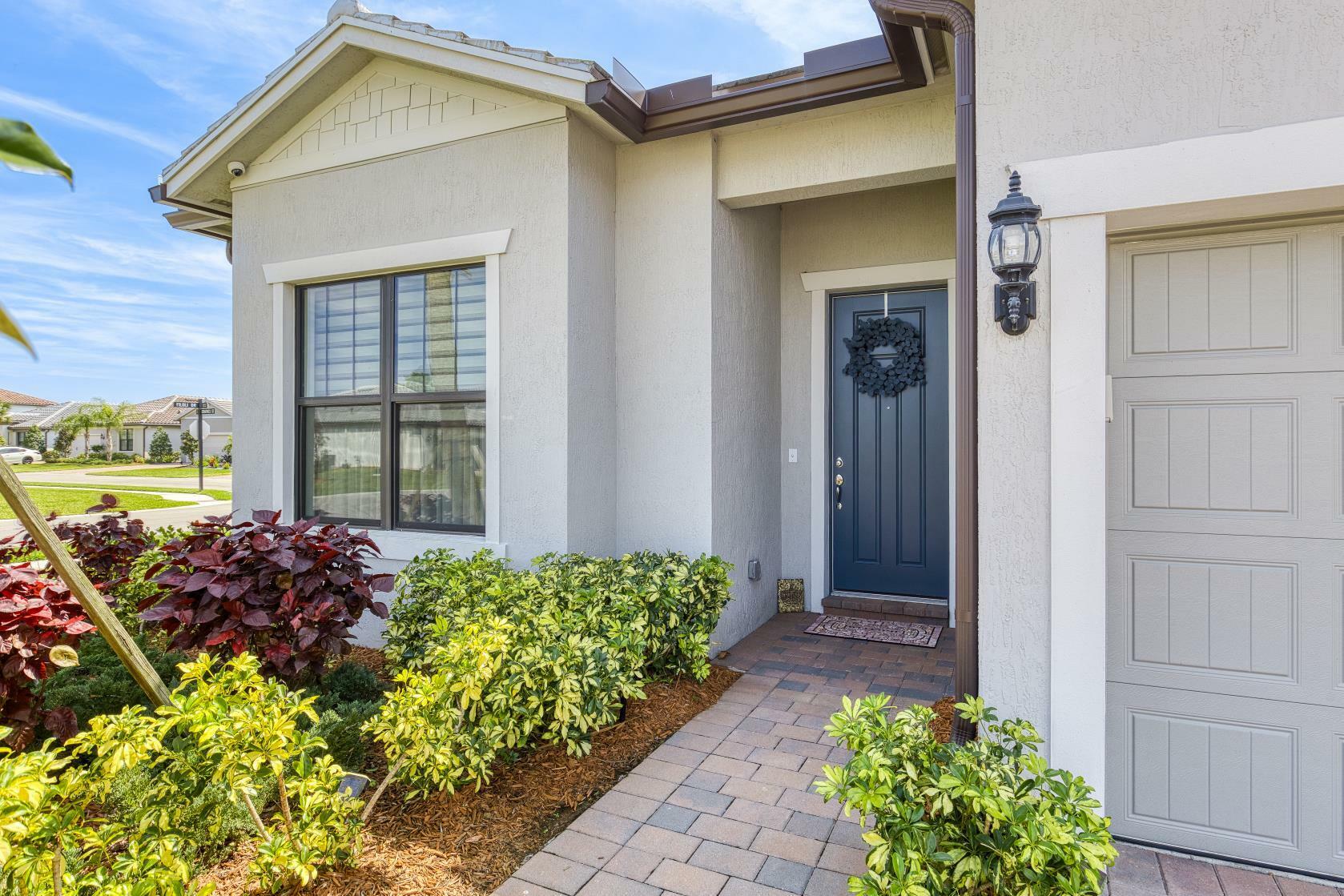 Property Photo: 628 SE Boboli Way FL 34984