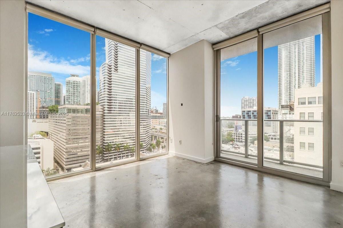 Property Photo: 151 SE 1st St 1011 FL 33131