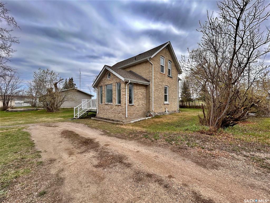 Property Photo: 902 North Front Street SK S0G 3N0
