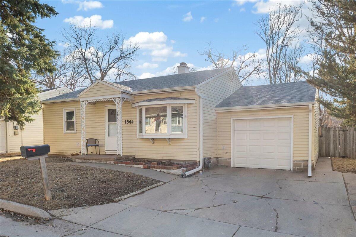 Property Photo:  1544 Sunset Drive  IA 51503 