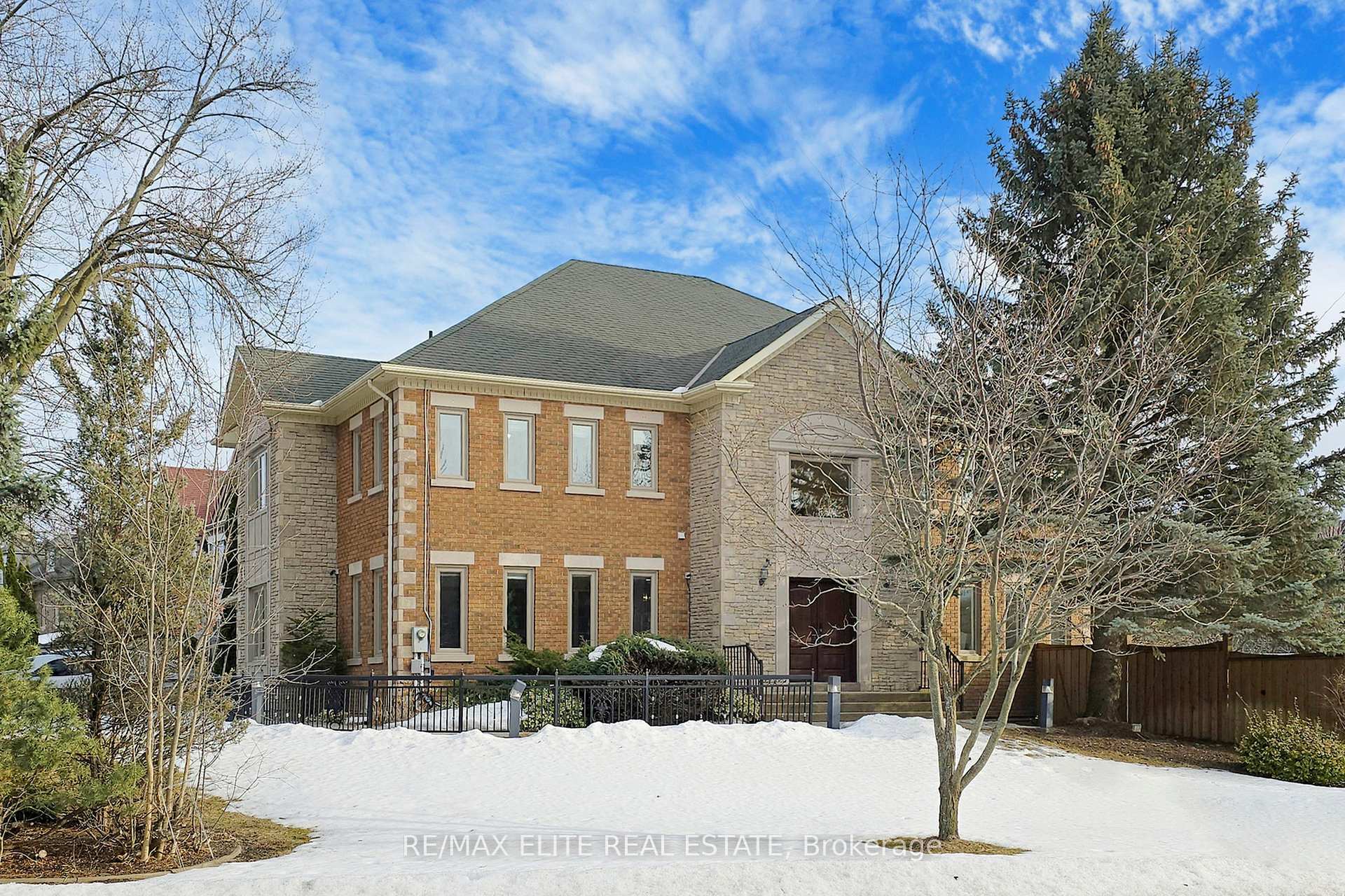 Property Photo: 36 Glenarden Crescent ON L4B 2G9