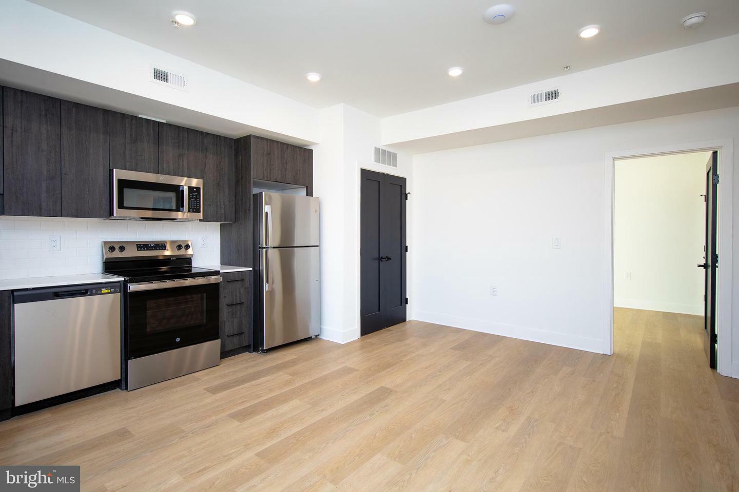 Property Photo: 633-35 N 5th St 405 PA 19123