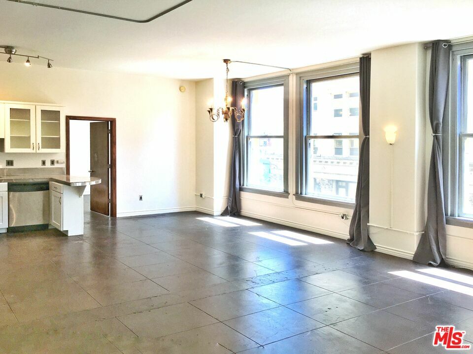 Property Photo: 215 W 7th St CA 90014