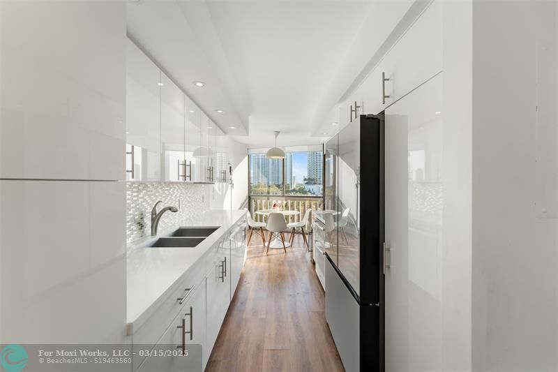Property Photo: 1000 E Island Blvd 807 FL 33160