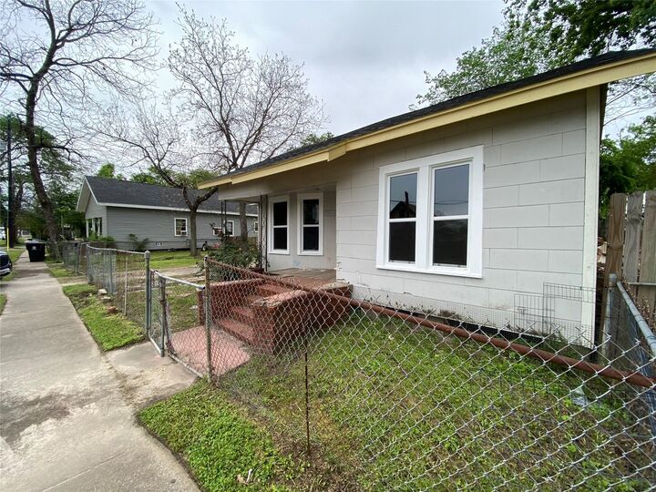 Property Photo:  2515 Gentry Street  TX 77009 
