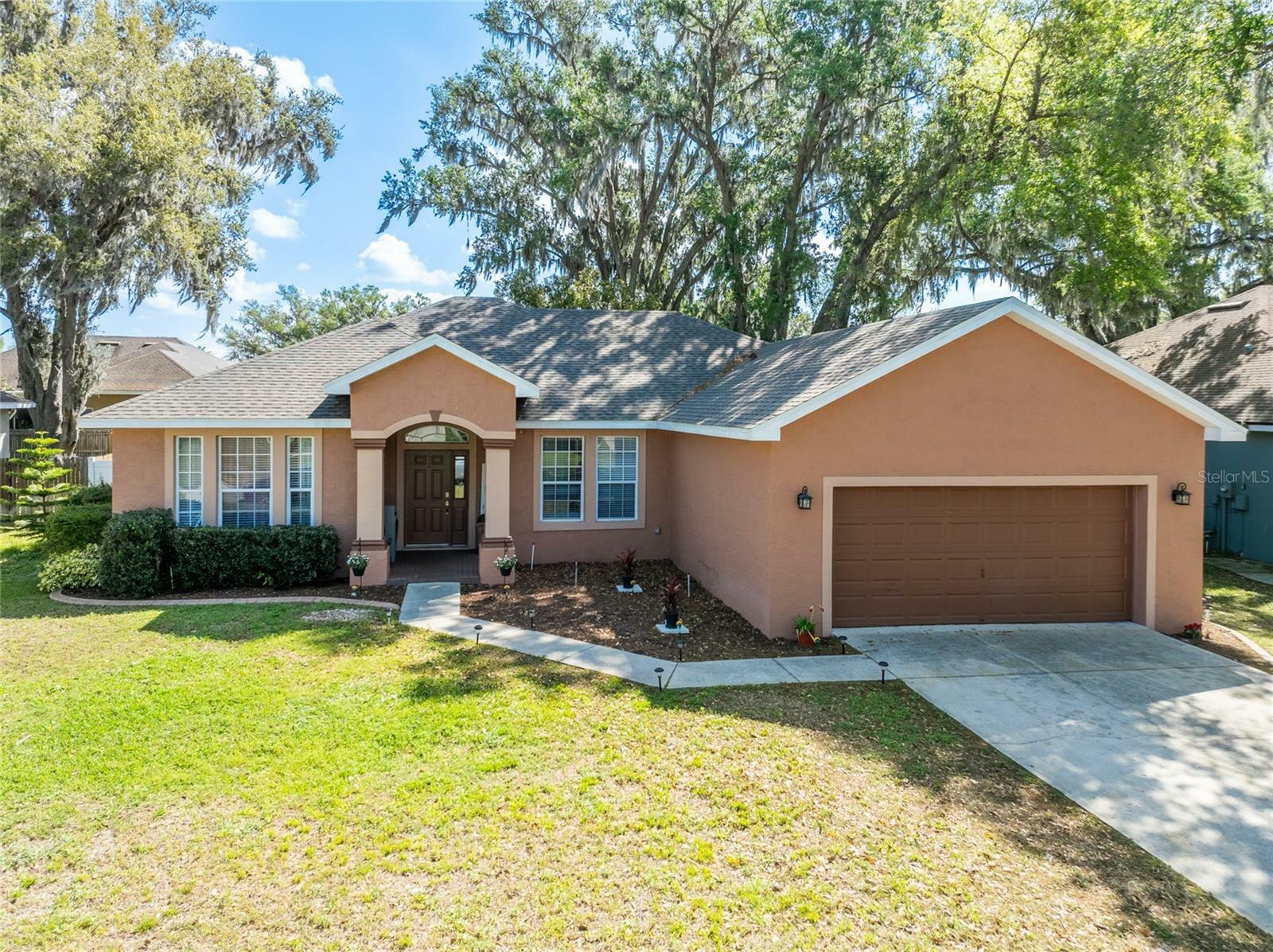 Property Photo:  5416 Oxford Manor Circle  FL 33810 