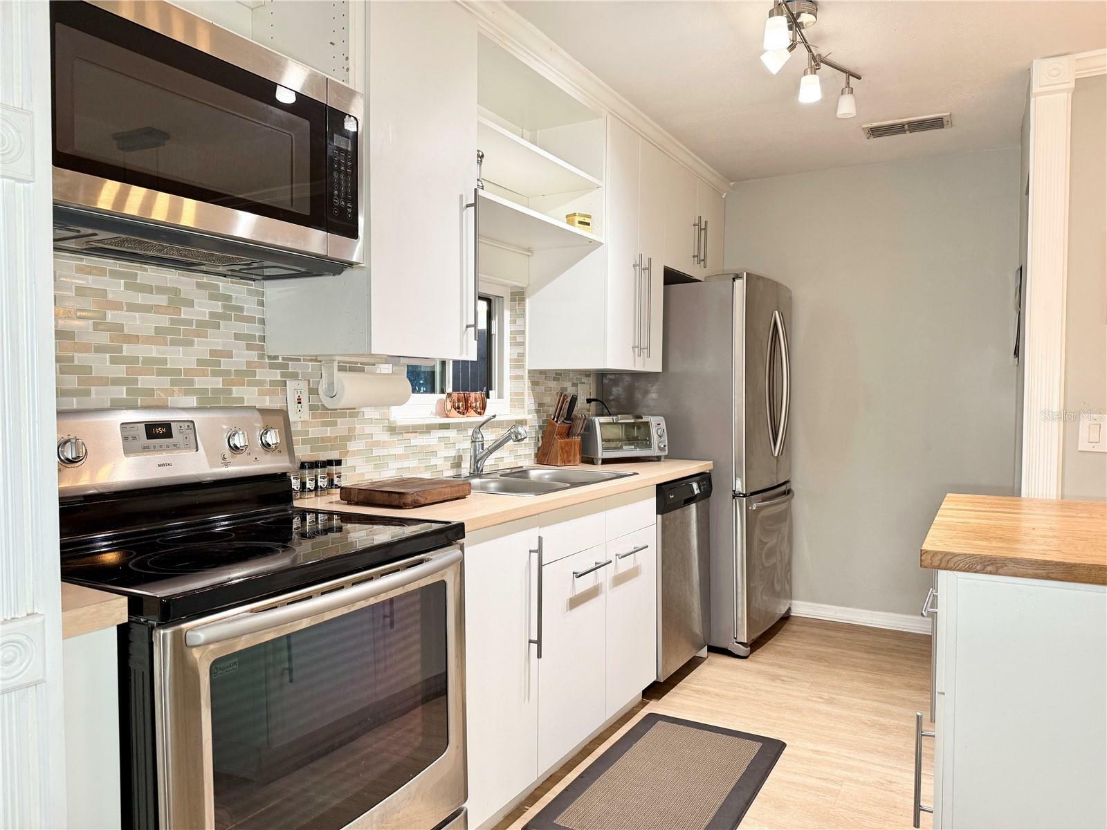 Property Photo: 8711 Plum Ln FL 33637