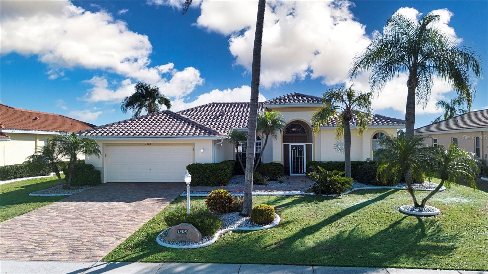 Property Photo:  1308 Crystal Greens Drive  FL 33573 