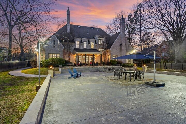 Property Photo: 272 S Perkins Rd TN 38117
