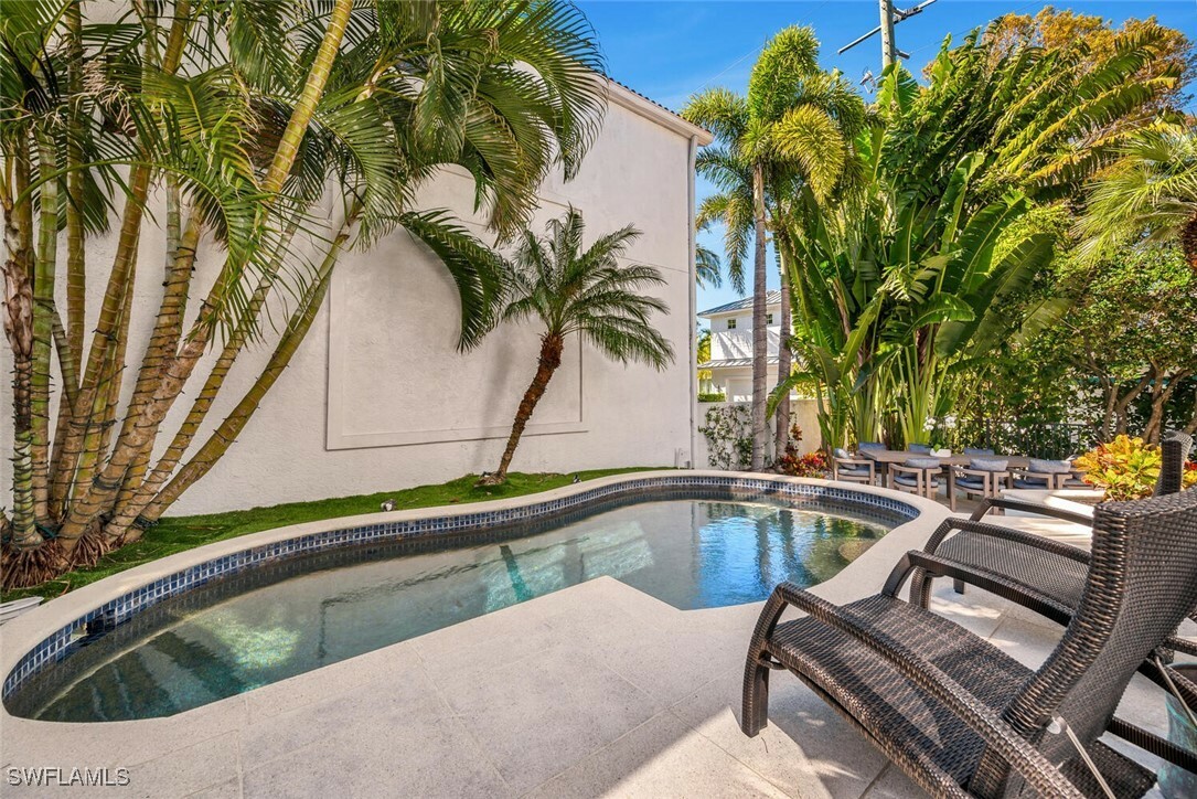 Property Photo: 962 5th Street S 5 FL 34102