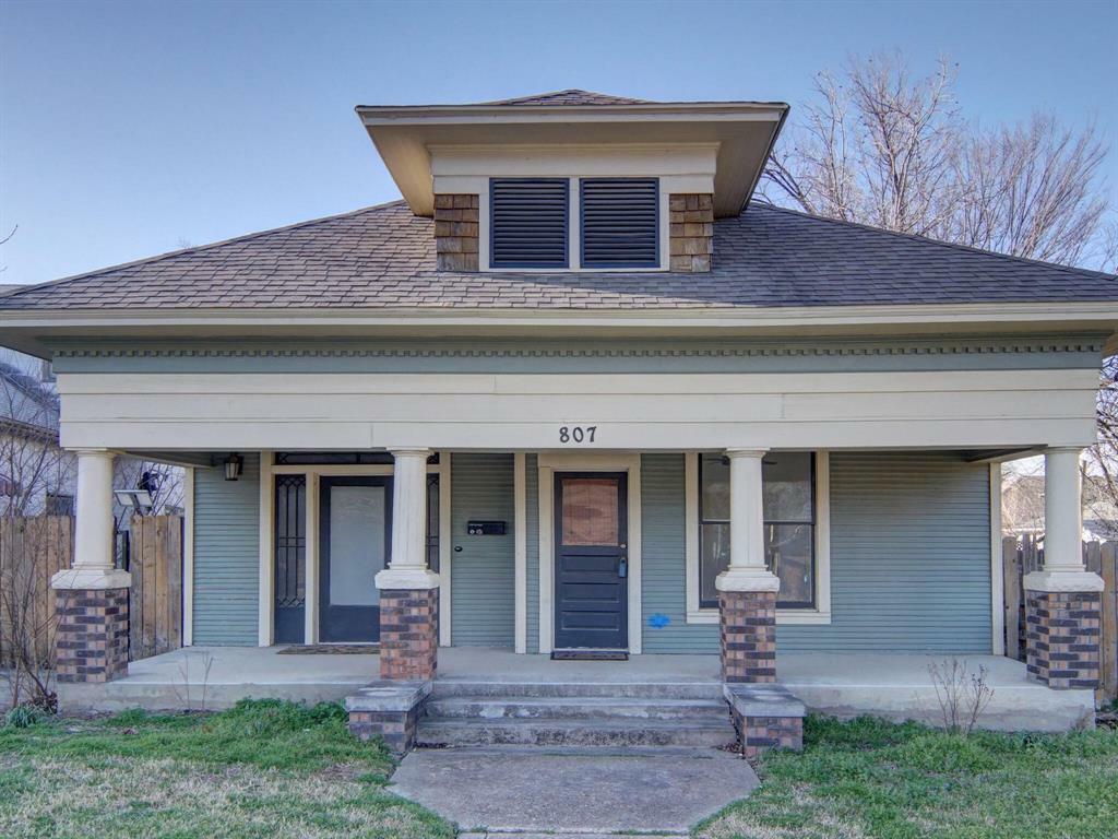 Property Photo: 807 W Richmond Avenue TX 76110