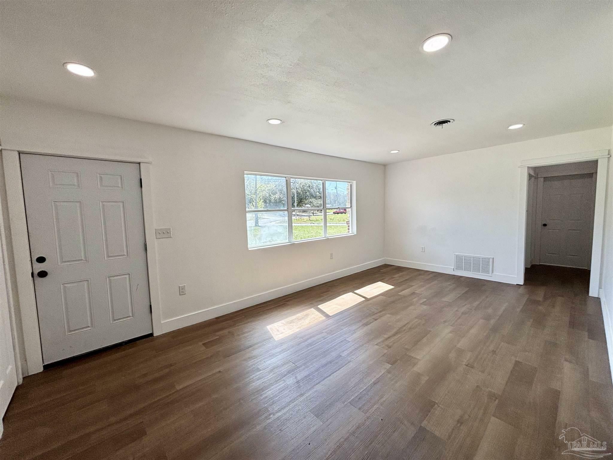 Property Photo: 6528 Lark Ave FL 32570