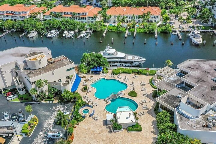 Property Photo:  19707 Turnberry Way 5D  FL 33180 