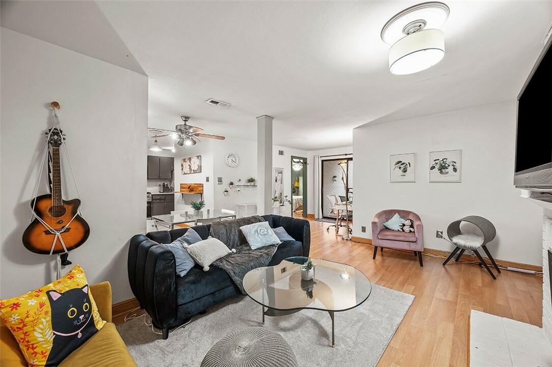 Property Photo: 5927 Howe St 204 PA 15232