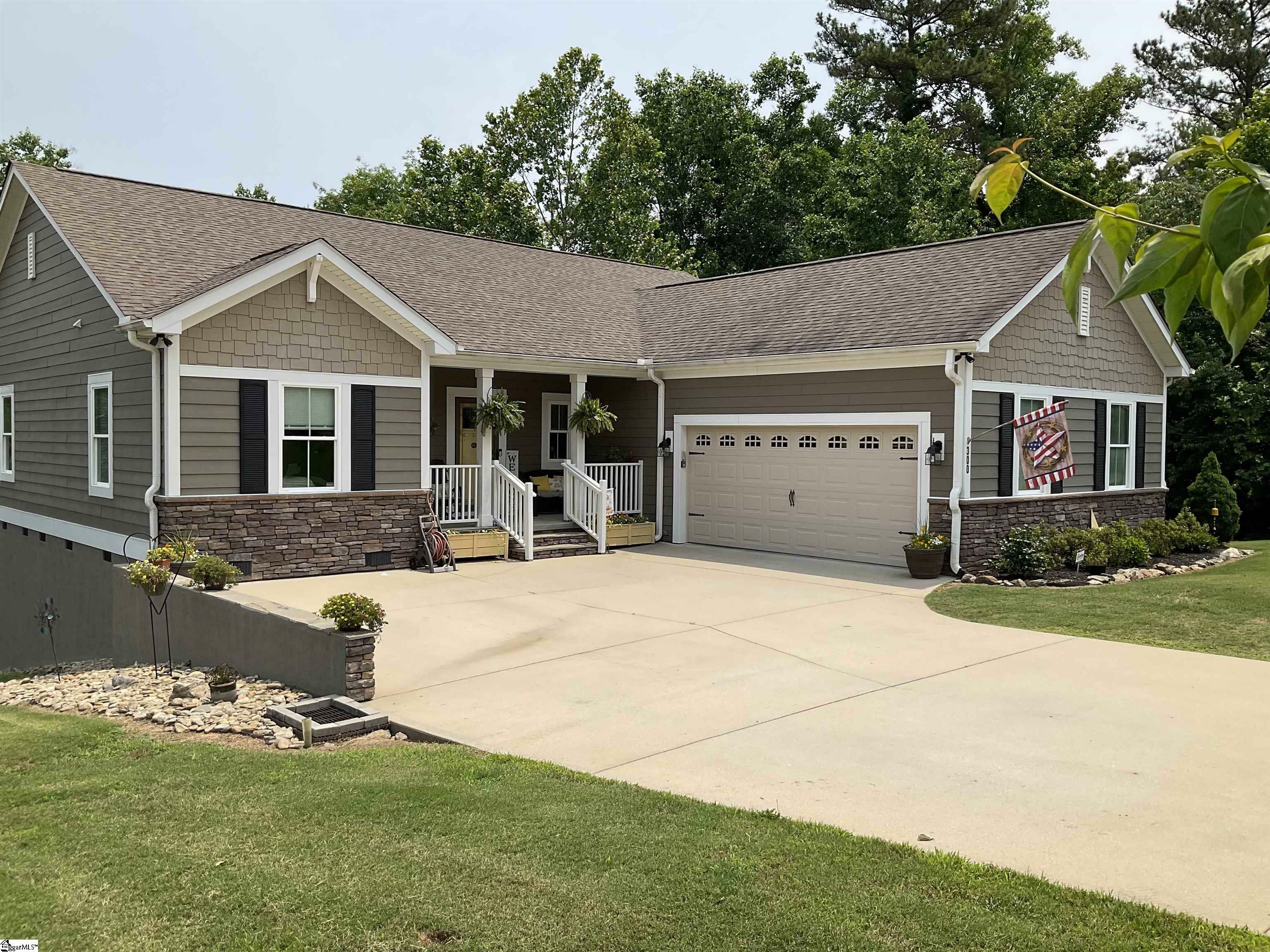 Property Photo: 300 Wedge Way SC 29690