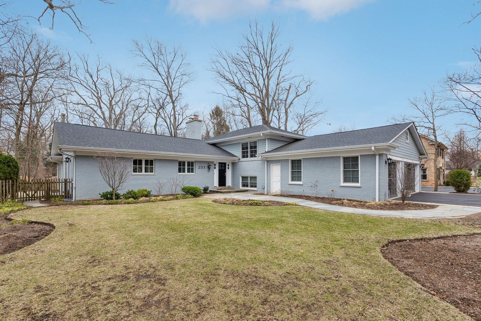 Property Photo:  233 E Witchwood Lane  IL 60044 
